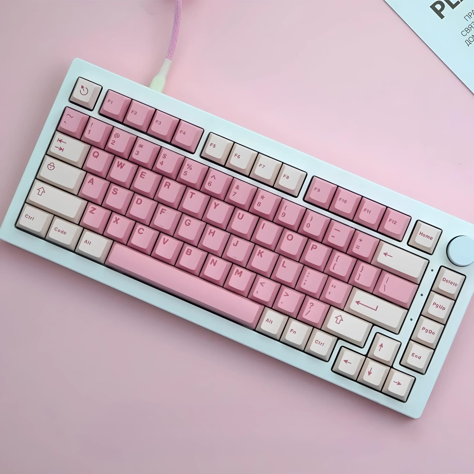 Set de 121 keycaps MyKeyboard RIM perfil Cherry de PBT double shot en tonos rosa y blanco sobre teclado mecánico