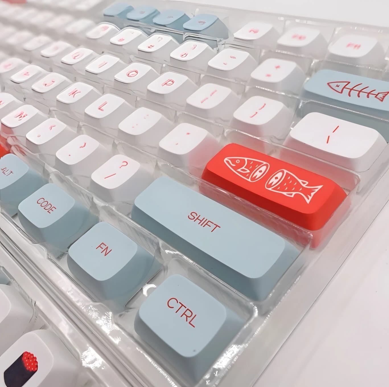 Set de 140 keycaps MyKeyboard perfil XDA de PBT con diseño de salmón en tonos blanco, azul claro y rojo