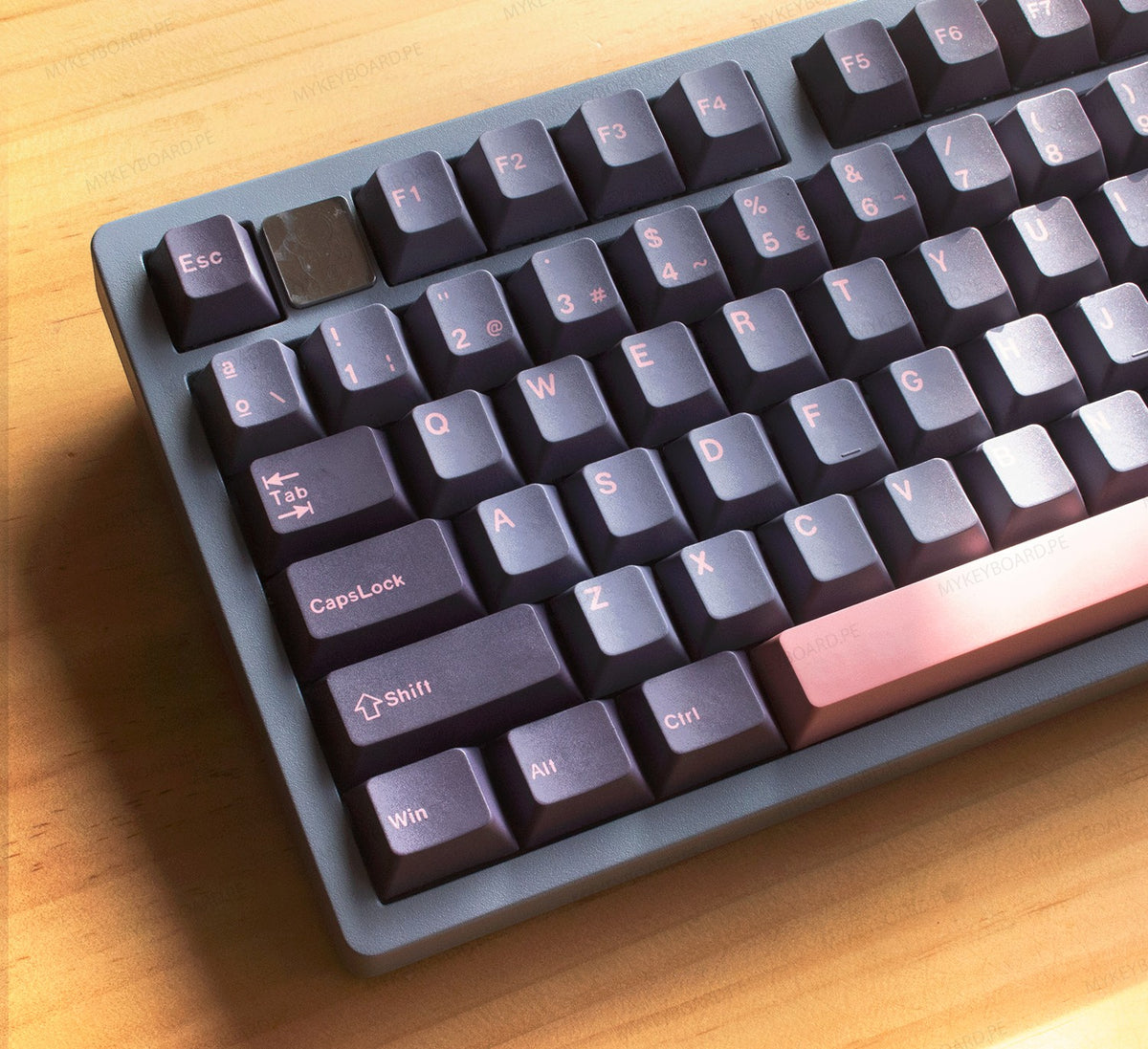 Teclado mecánico MyKeyboard Leobog Hi75 75% en español con teclas oscuras y detalles en rosa sobre escritorio