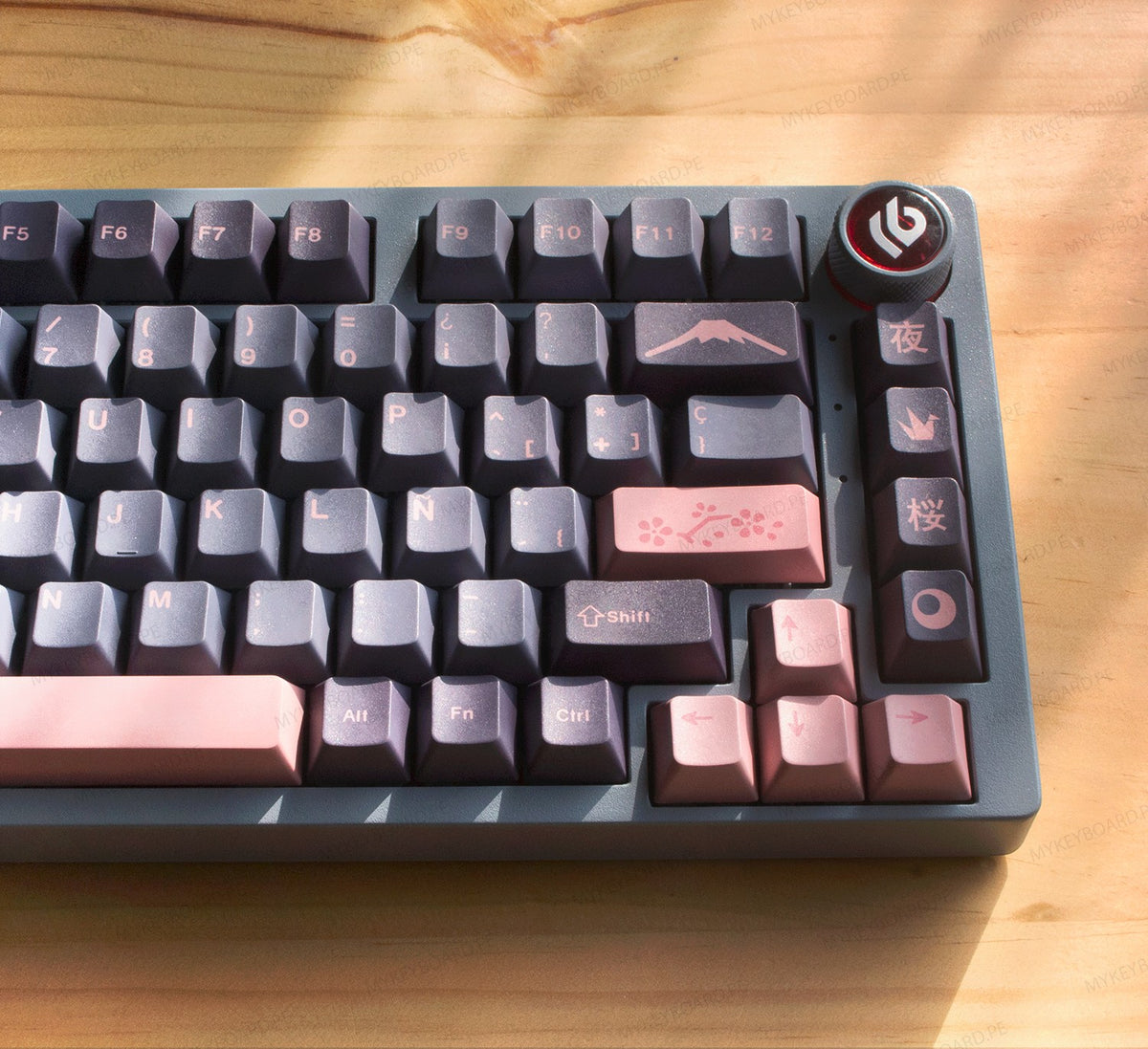 Teclado mecánico MyKeyboard Leobog Hi75 75% en español con teclas temáticas Sakura Night y perilla de control metálica.