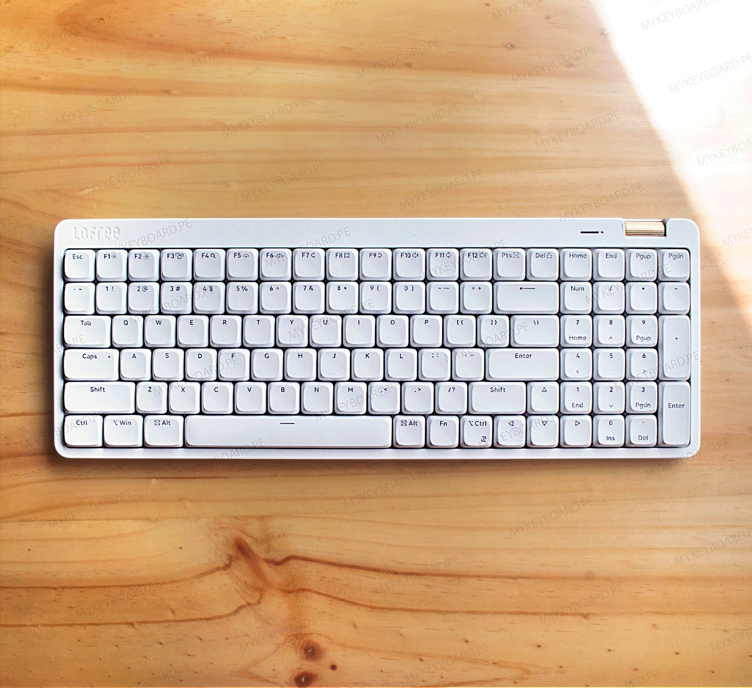 Teclado mecánico MyKeyboard Lofree Flow Lite 100 de perfil bajo en color blanco sobre escritorio de madera
