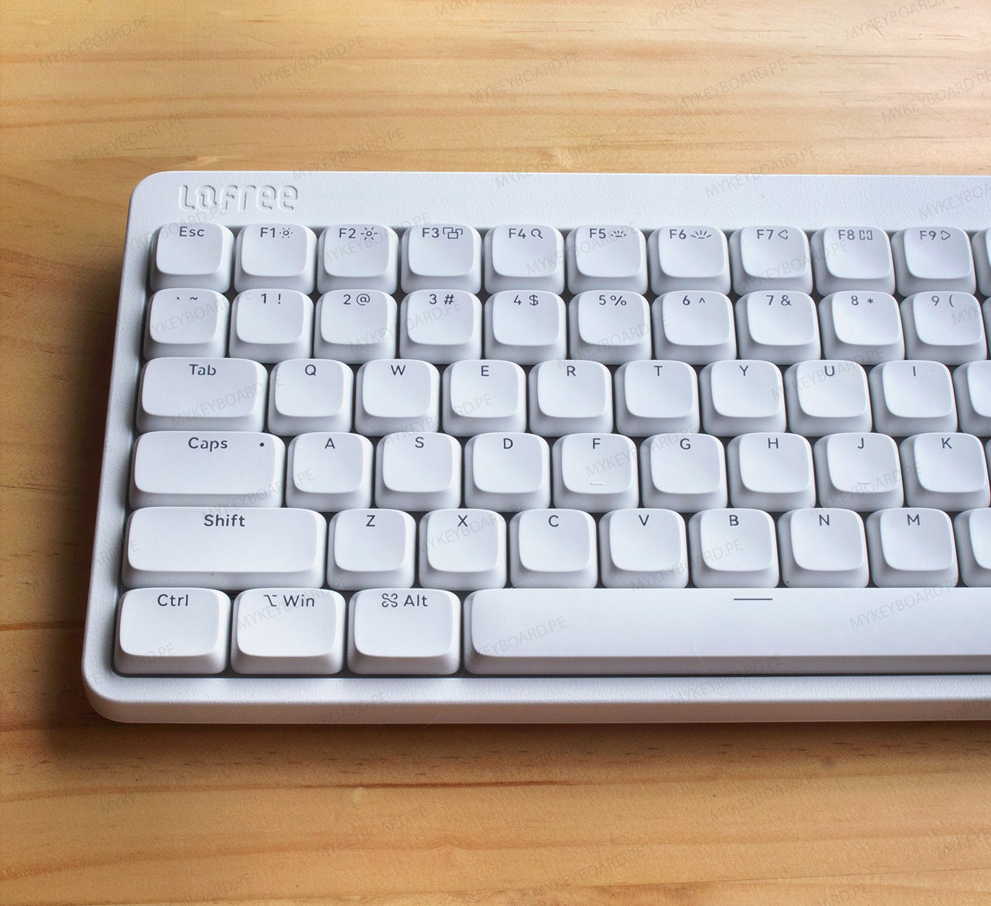 Teclado mecánico MyKeyboard Lofree Flow Lite 100 de perfil bajo en color blanco sobre escritorio de madera