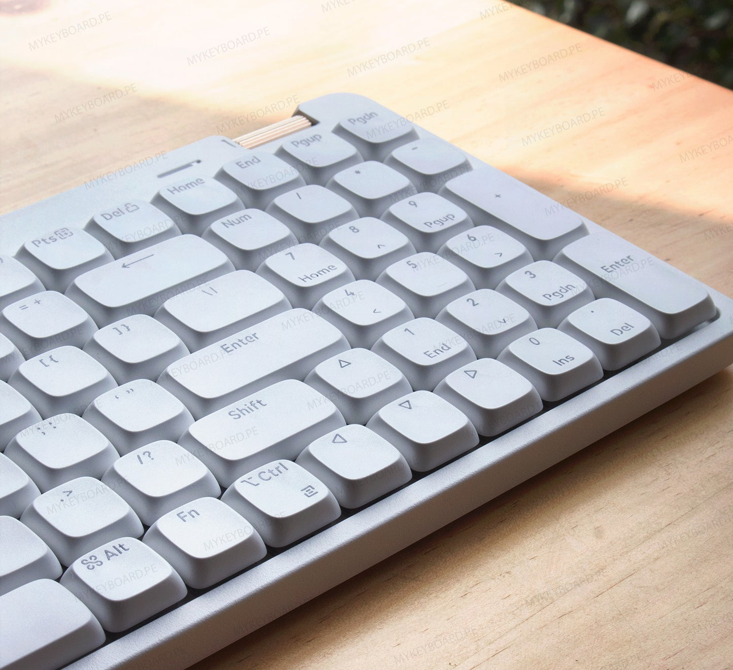 Teclado mecánico MyKeyboard Lofree Flow Lite 100 de perfil bajo en color blanco hueso con pad numérico sobre mesa