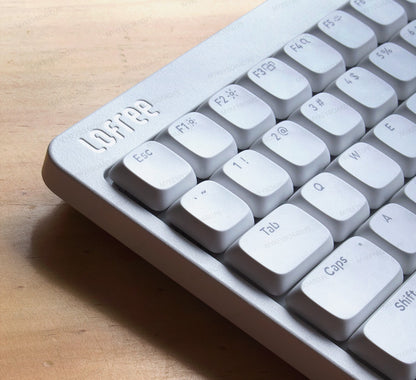 Teclado mecánico MyKeyboard Lofree Flow Lite 100 de perfil bajo en color blanco sobre superficie de madera
