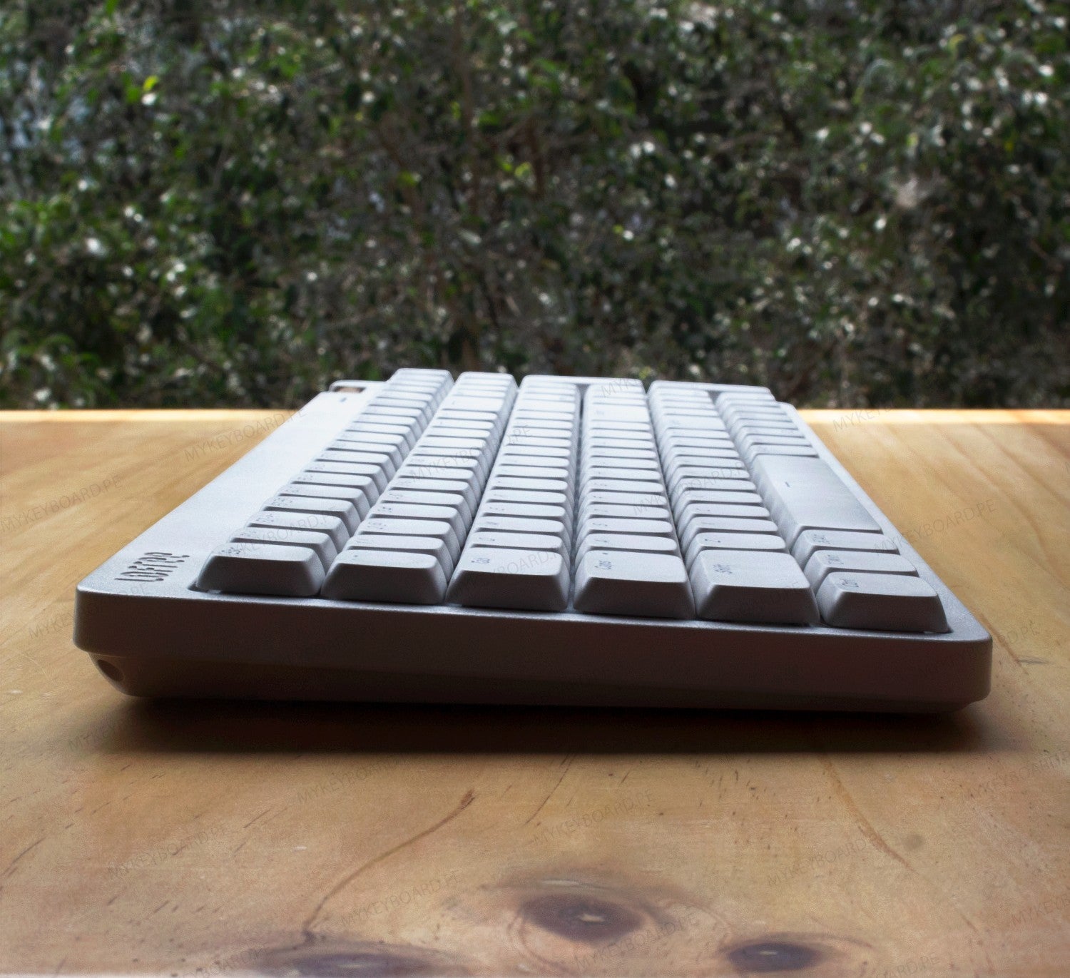 Teclado mecánico MyKeyboard Lofree Flow Lite 100 de perfil bajo en color blanco hueso sobre mesa de madera