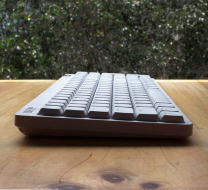 Teclado mecánico MyKeyboard Lofree Flow Lite 100 de perfil bajo en color blanco hueso sobre mesa de madera