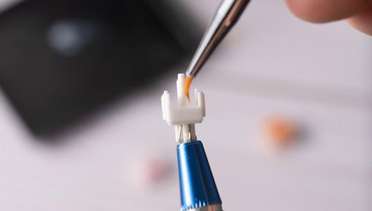 Servicio de MyKeyboard para lubricar manualmente un switch de teclado mecánico con Krytox 205G0 usando un pincel fino.
