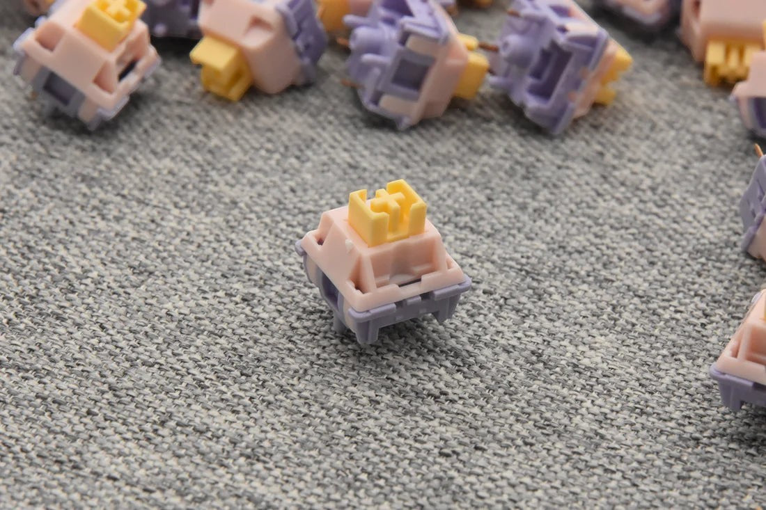 Switch táctil MyKeyboard MMD Princess V3 de color lila y amarillo con vástago de POM y carcasa de nailon