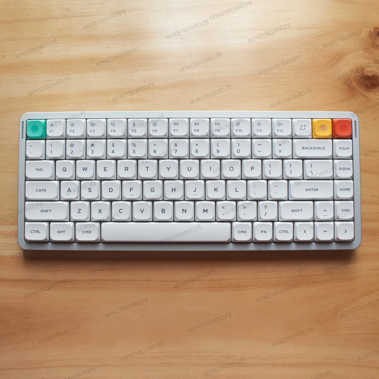 Teclado mecánico MyKeyboard NuPhy Air75 V3 en color Nova White con teclas PBT y diseño compacto de perfil bajo.