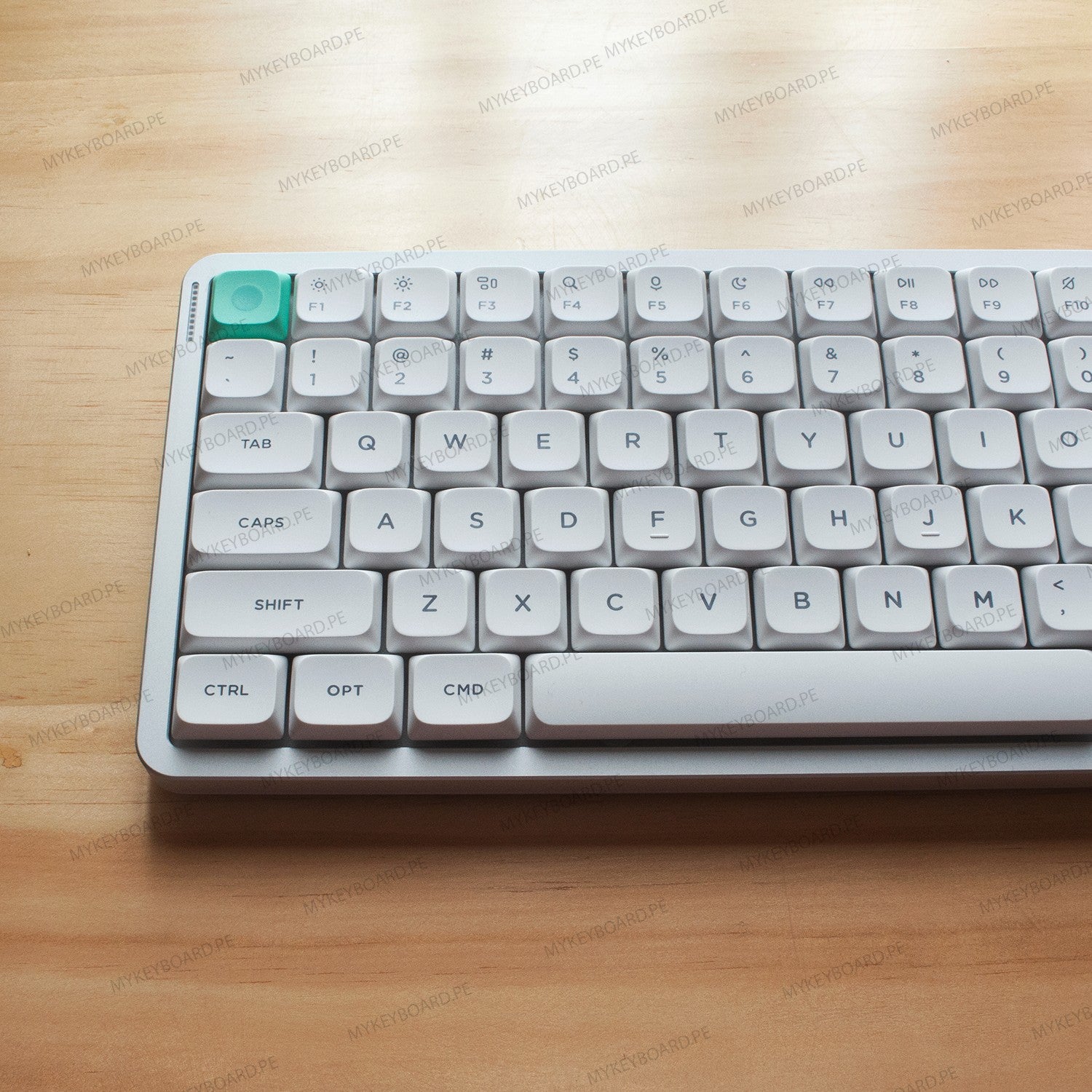 Teclado mecánico MyKeyboard NuPhy Air75 V3 en color Nova White con teclas PBT y diseño ultrafino sobre mesa de madera