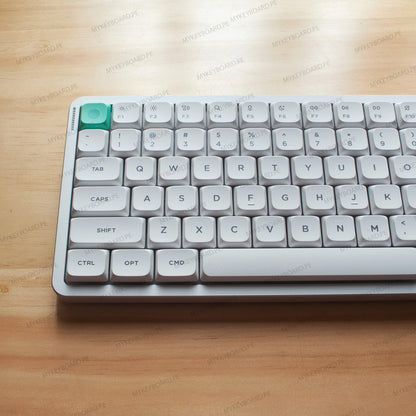 Teclado mecánico MyKeyboard NuPhy Air75 V3 en color Nova White con teclas PBT y diseño ultrafino sobre mesa de madera
