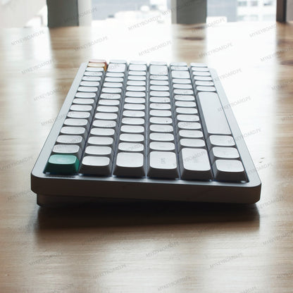 Teclado mecánico MyKeyboard NuPhy Air75 V3 Nova White, ultrafino, formato 75% con teclas PBT blancas y detalles en color.