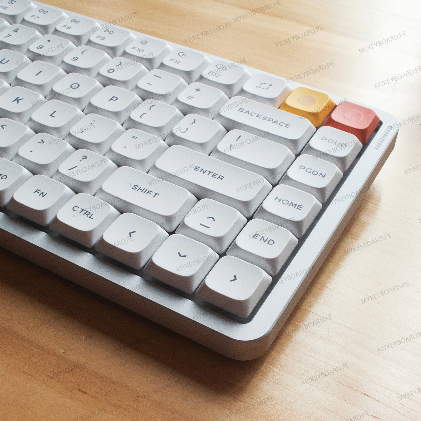 Teclado mecánico MyKeyboard NuPhy Air75 V3 Nova White ultrafino con teclas PBT blancas y detalles en naranja y amarillo