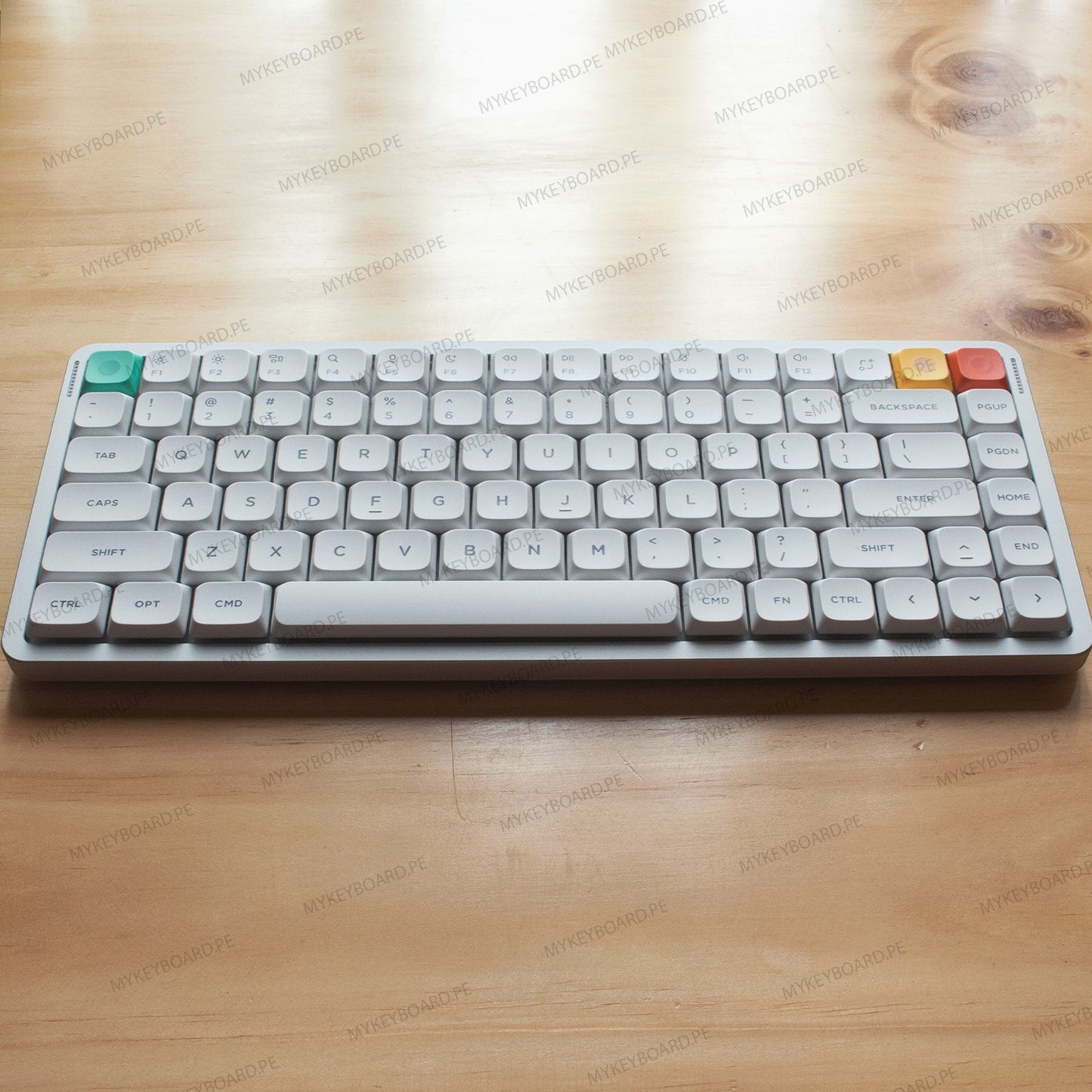 Teclado mecánico MyKeyboard NuPhy Air75 V3 en color Nova White, diseño ultrafino 75% con teclas PBT y retroiluminación RGB.