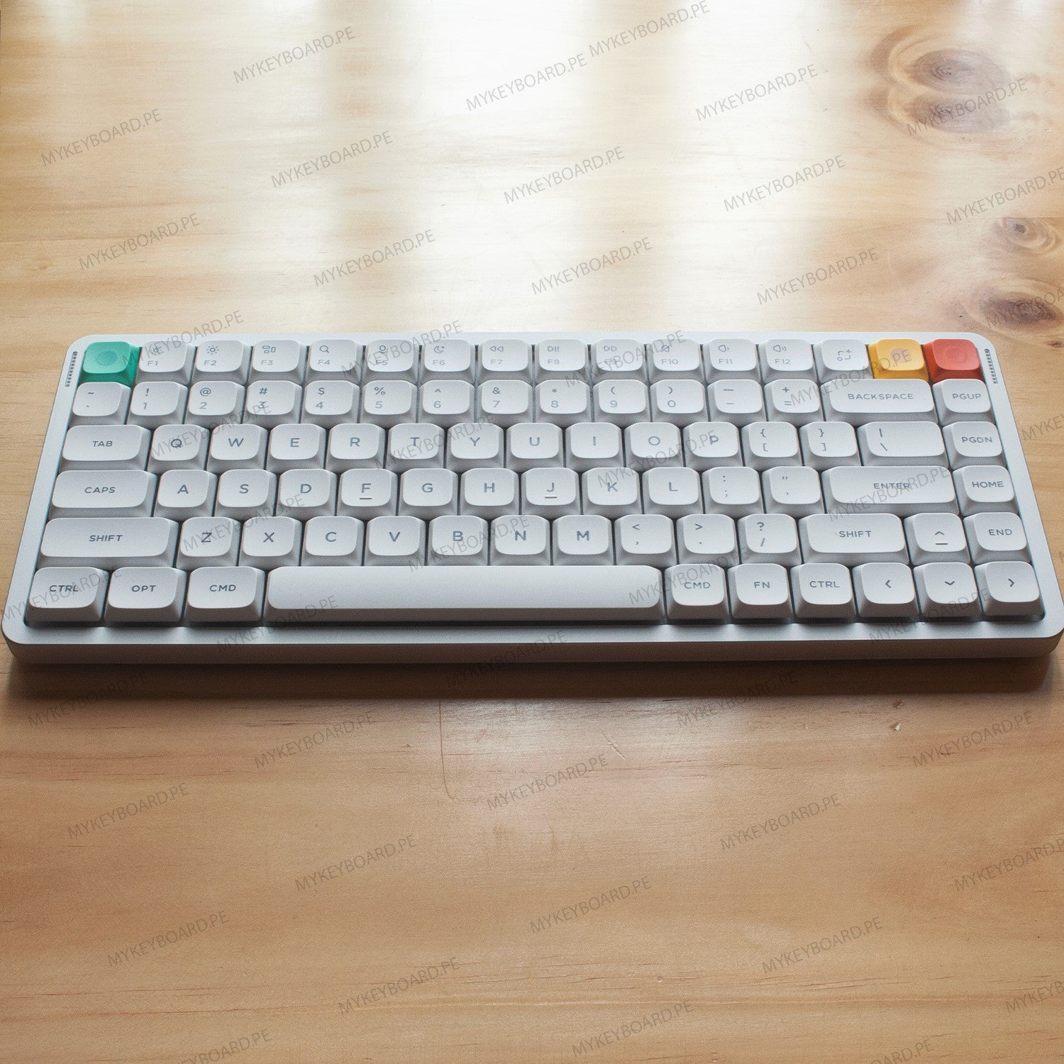 Teclado mecánico MyKeyboard NuPhy Air75 V3 en color Nova White, diseño ultrafino 75% con teclas PBT y retroiluminación RGB.