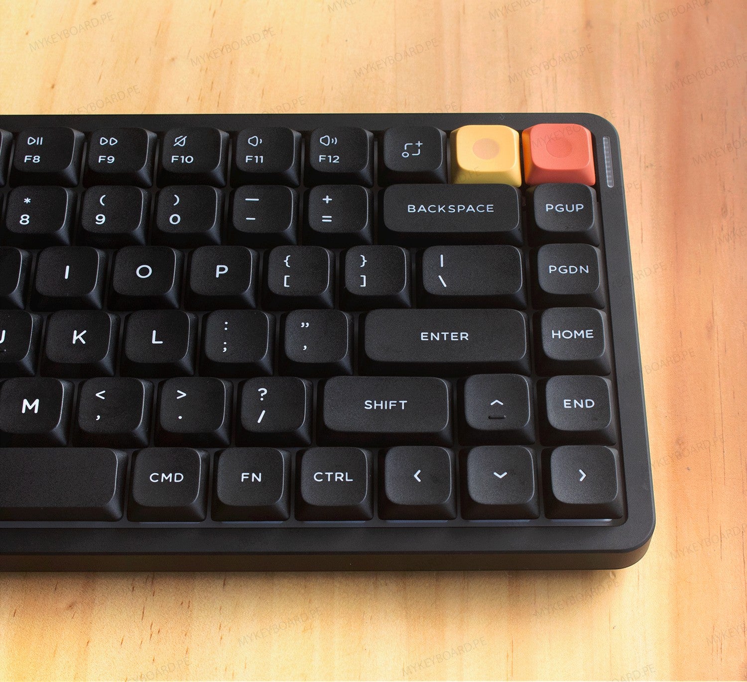 Teclado mecánico MyKeyboard NuPhy Air75 V3 en color Nebula Dark con teclas PBT negras y detalles en amarillo y rojo