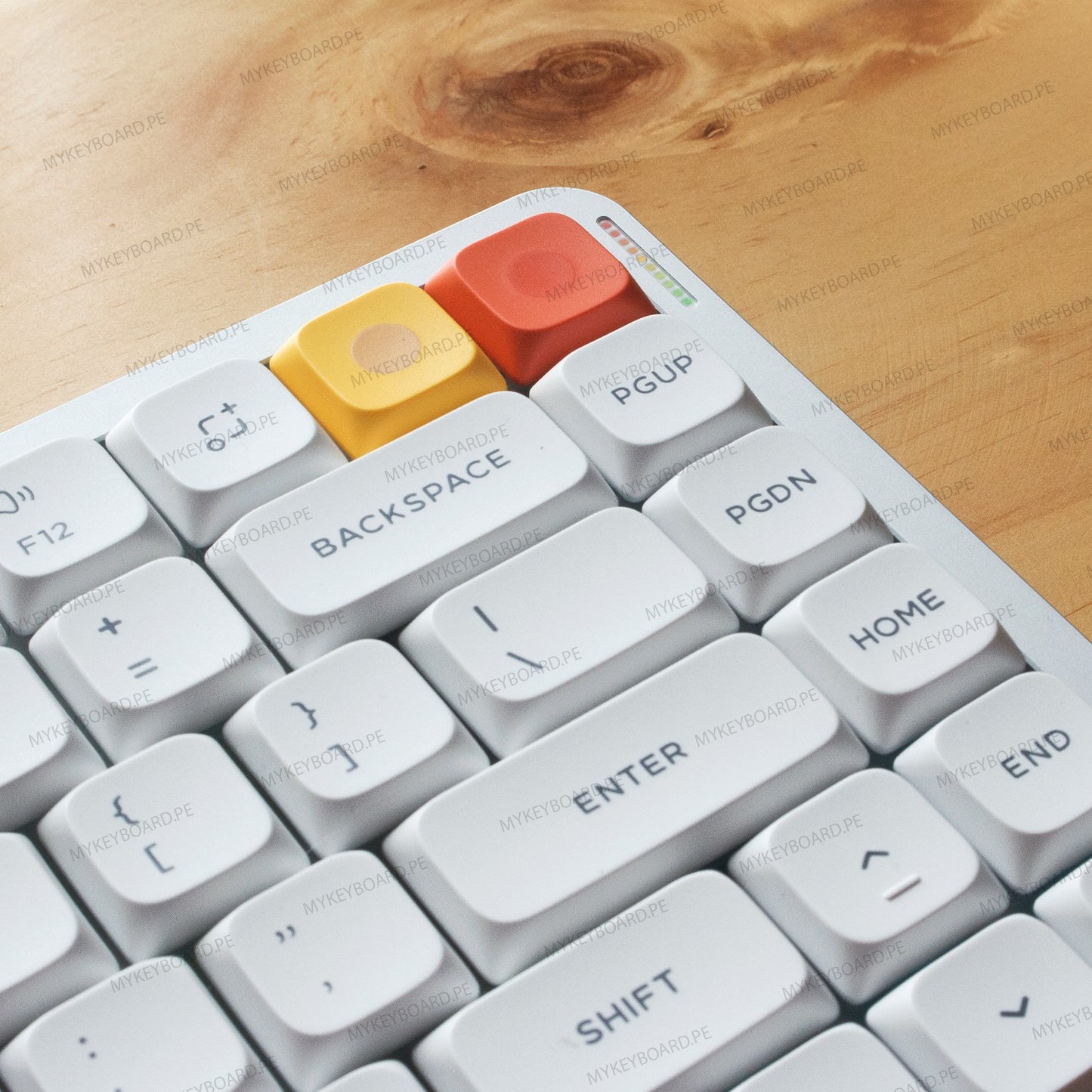 Teclado mecánico MyKeyboard NuPhy Air75 V3 en color Nova White con teclas de acento amarillas y naranjas.
