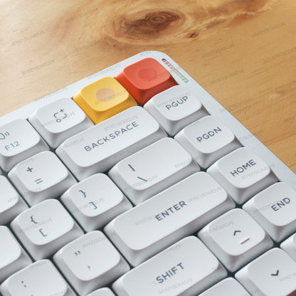 Teclado mecánico MyKeyboard NuPhy Air75 V3 en color Nova White con teclas de acento amarillas y naranjas.