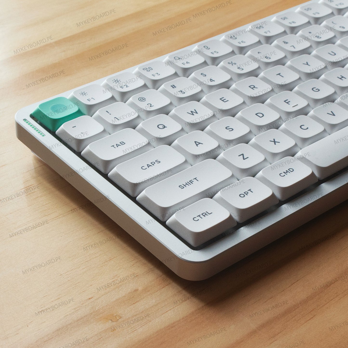 Teclado mecánico MyKeyboard NuPhy Air75 V3 en color Nova White con teclas PBT y un acento verde menta.