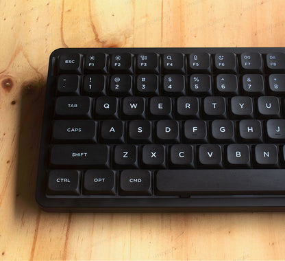 Teclado mecánico MyKeyboard NuPhy Air75 V3 en color Nebula Dark con teclas PBT de perfil bajo sobre superficie de madera