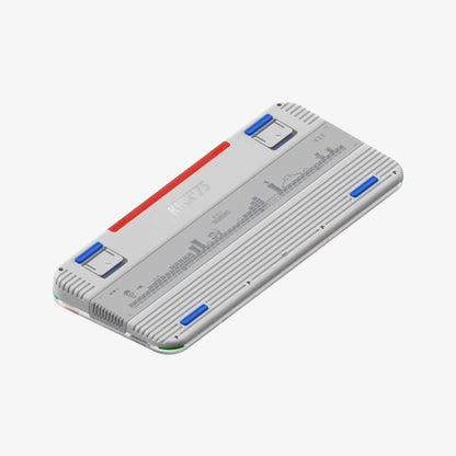 Parte inferior del teclado MyKeyboard NuPhy Kick75 con diseño retro, gráficos 8-bit y detalles en azul y rojo
