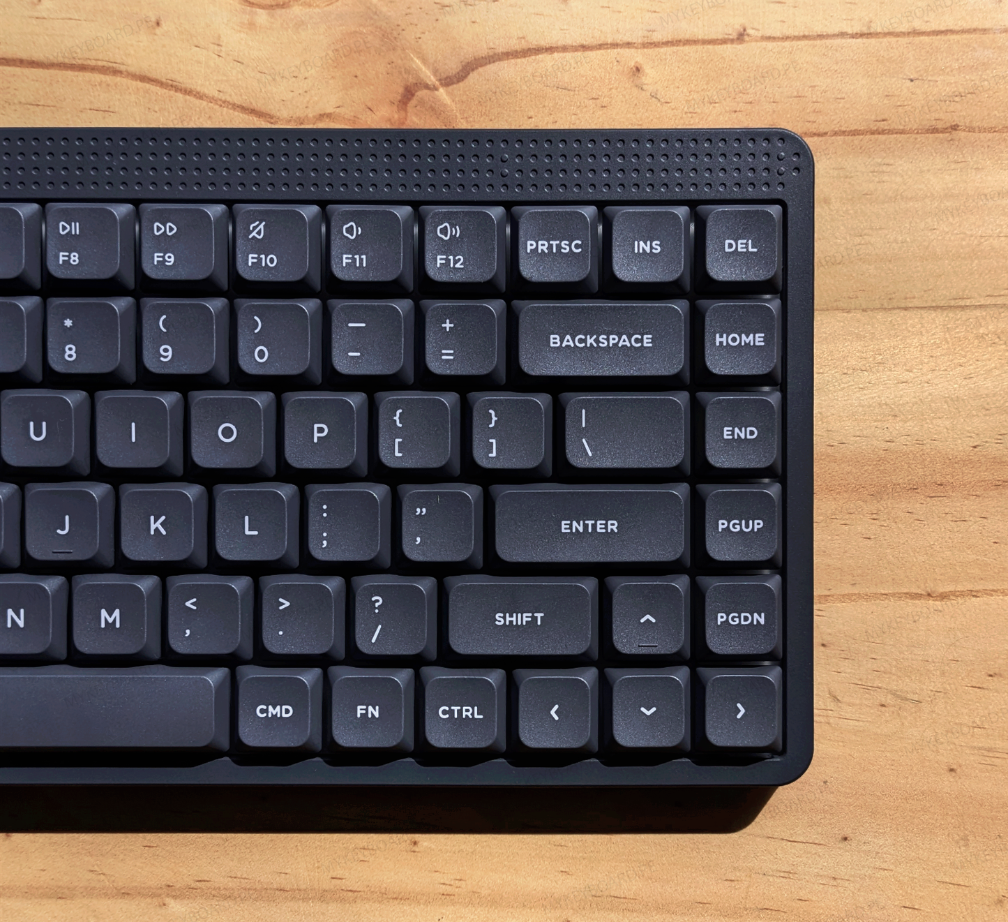 Teclado mecánico MyKeyboard NuPhy Node75 Ink Gray de perfil bajo, formato 75% con teclas PBT y acentos de color.