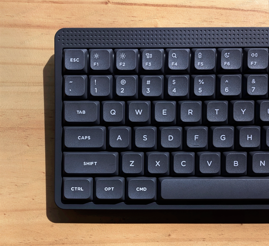 Teclado mecánico MyKeyboard NuPhy Node75 Ink Gray de perfil bajo, formato 75% con teclas PBT y acentos de color.