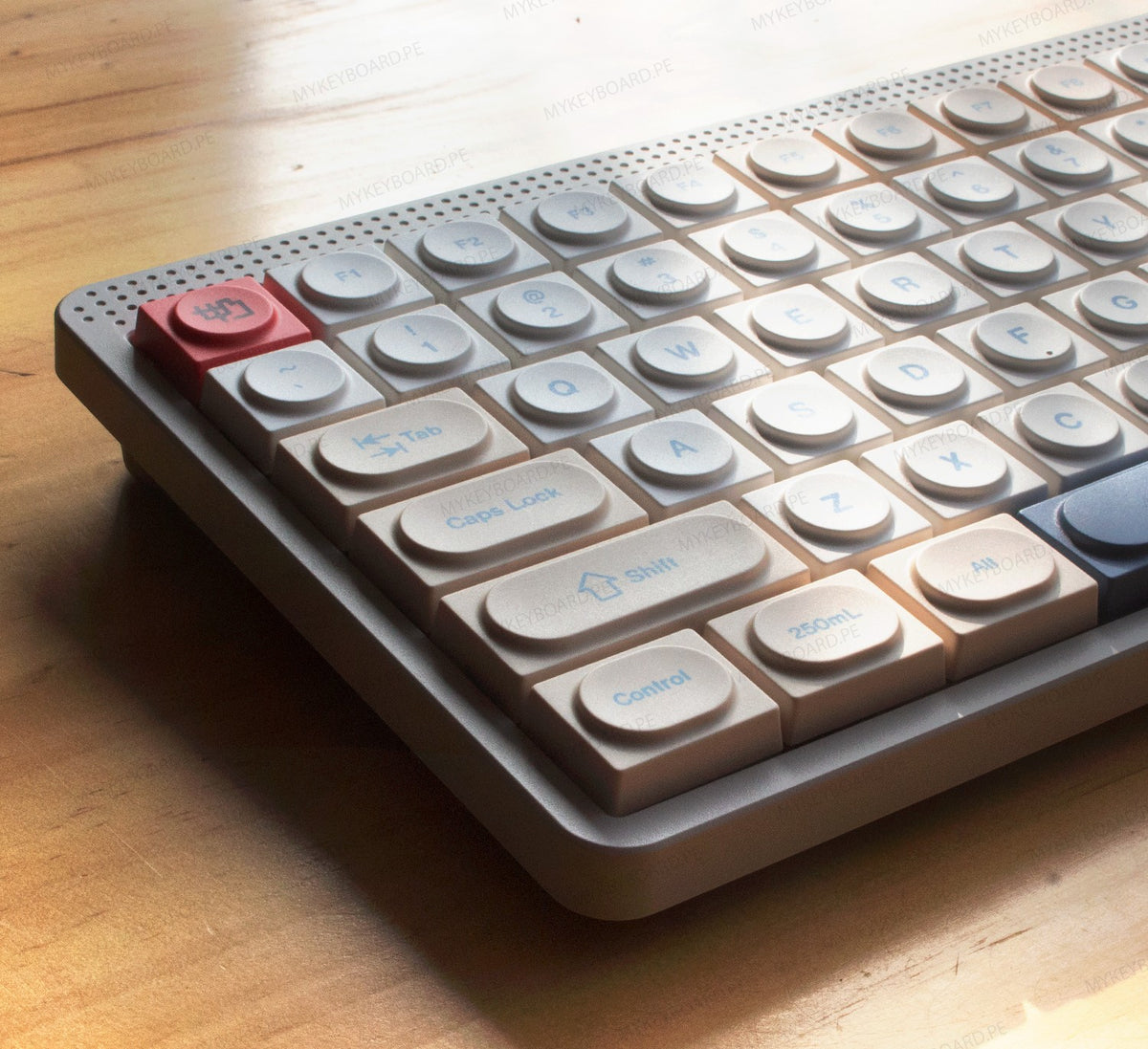 Teclado mecánico MyKeyboard NuPhy Node75 Soy Milk de perfil bajo con teclas redondas y diseño compacto 75%