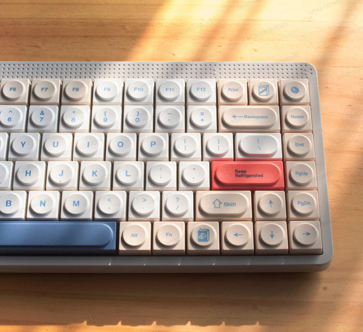 Teclado mecánico MyKeyboard NuPhy Node75 Soy Milk de perfil bajo, formato 75% con teclas PBT y detalles en rojo y azul.