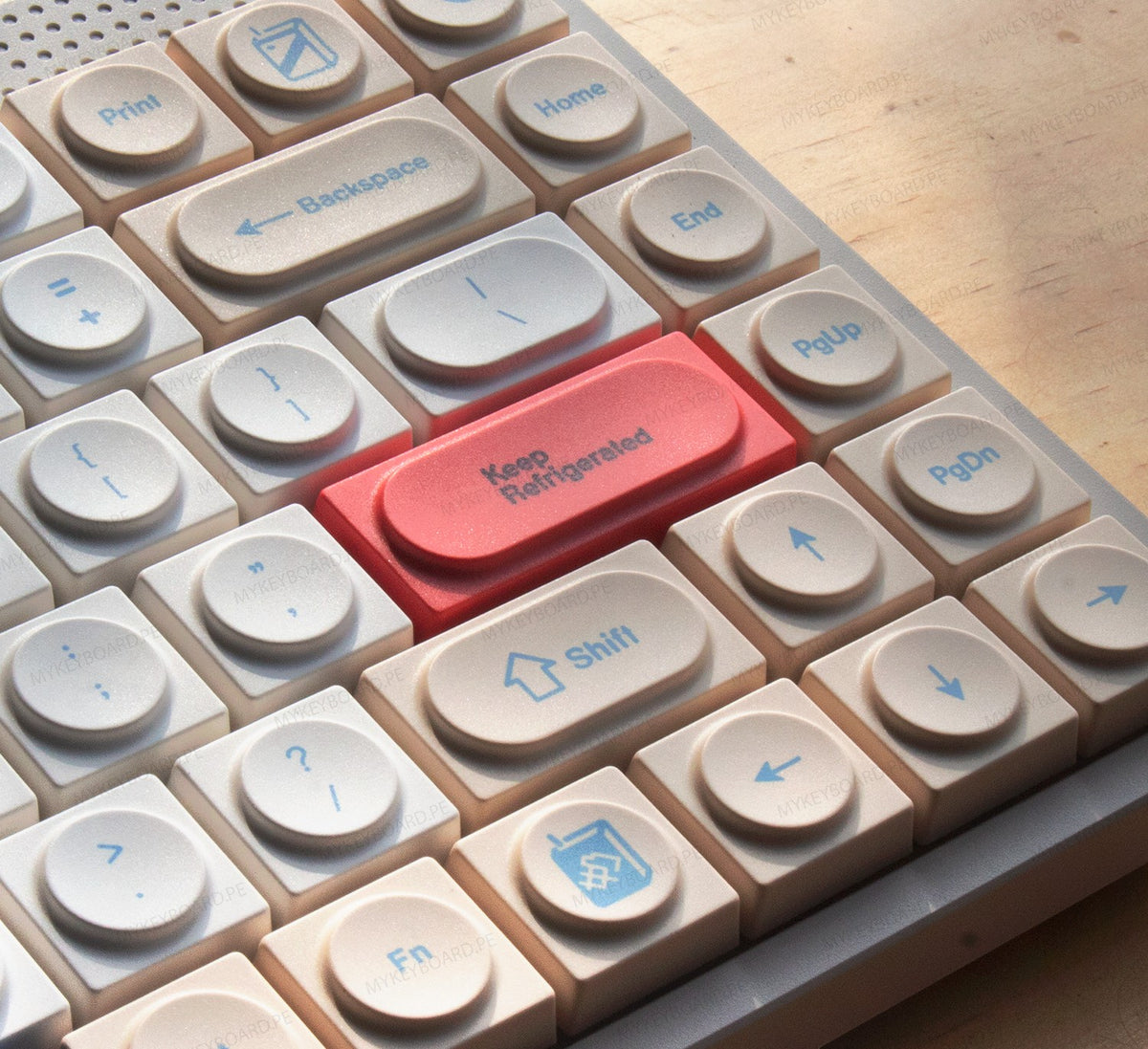 Teclado mecánico MyKeyboard NuPhy Node75 Soy Milk con teclas PBT crema y una tecla roja central Keep Refrigerated