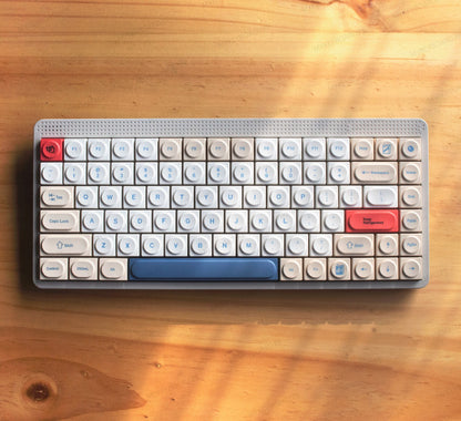 Teclado mecánico MyKeyboard NuPhy Node75 Soy Milk de perfil bajo, formato 75% con teclas PBT y detalles en rojo y azul.