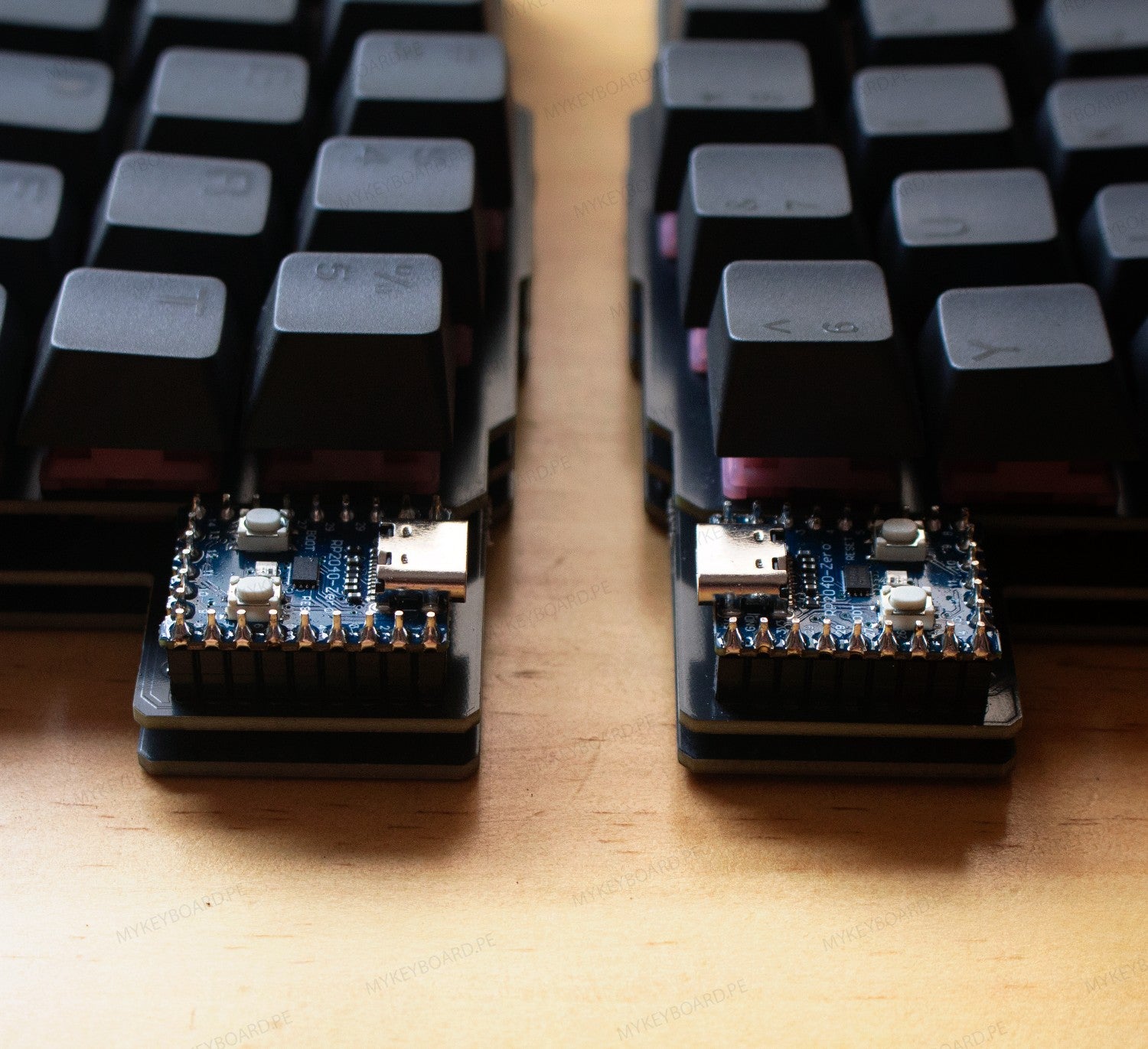 Teclado mecánico dividido MyKeyboard Silakka 54 negro con teclas minimalistas y microcontroladores expuestos