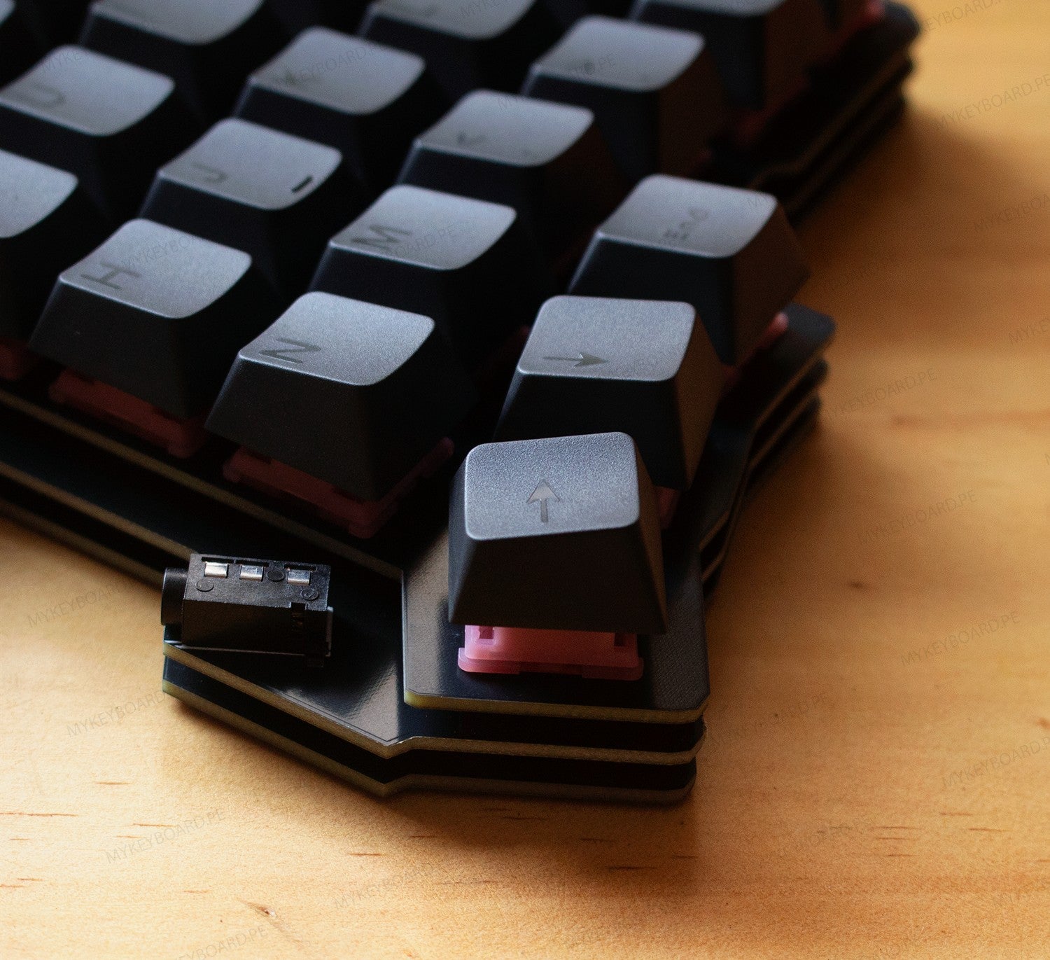Teclado ergonómico MyKeyboard Silakka 54 negro con diseño split y switches Outemu Silent Peach V3 visibles
