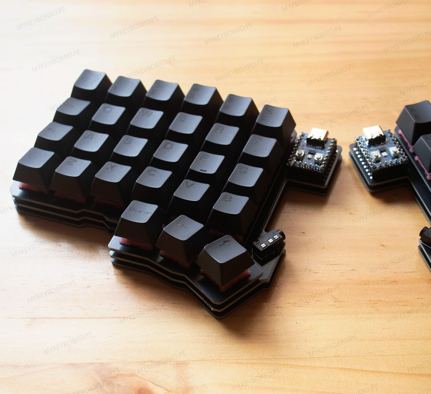 Teclado ergonómico dividido MyKeyboard Silakka 54 en color negro con diseño minimalista y teclas mecánicas