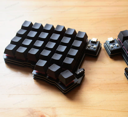 Teclado ergonómico dividido MyKeyboard Silakka 54 en color negro con diseño minimalista y teclas mecánicas