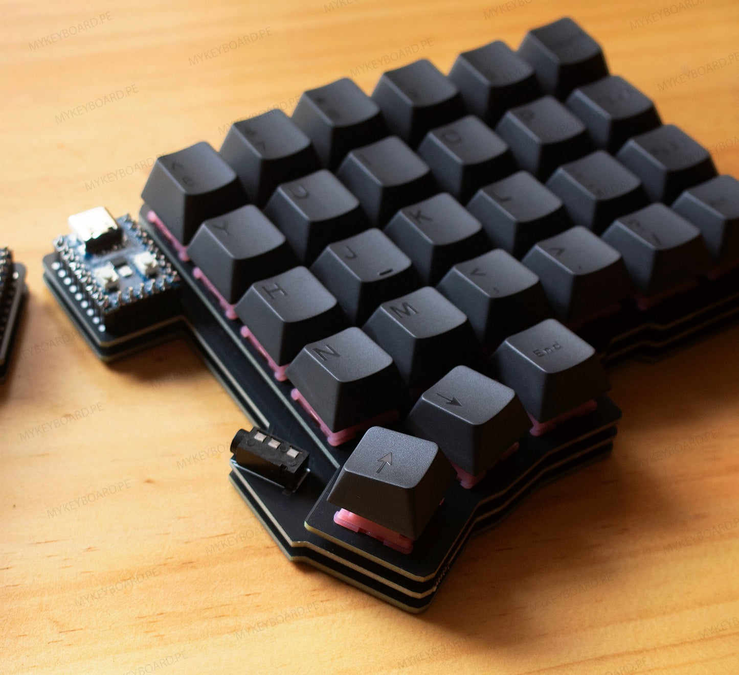 Teclado ergonómico MyKeyboard Silakka 54 negro con diseño split, teclas oscuras y switches Outemu Silent Peach V3