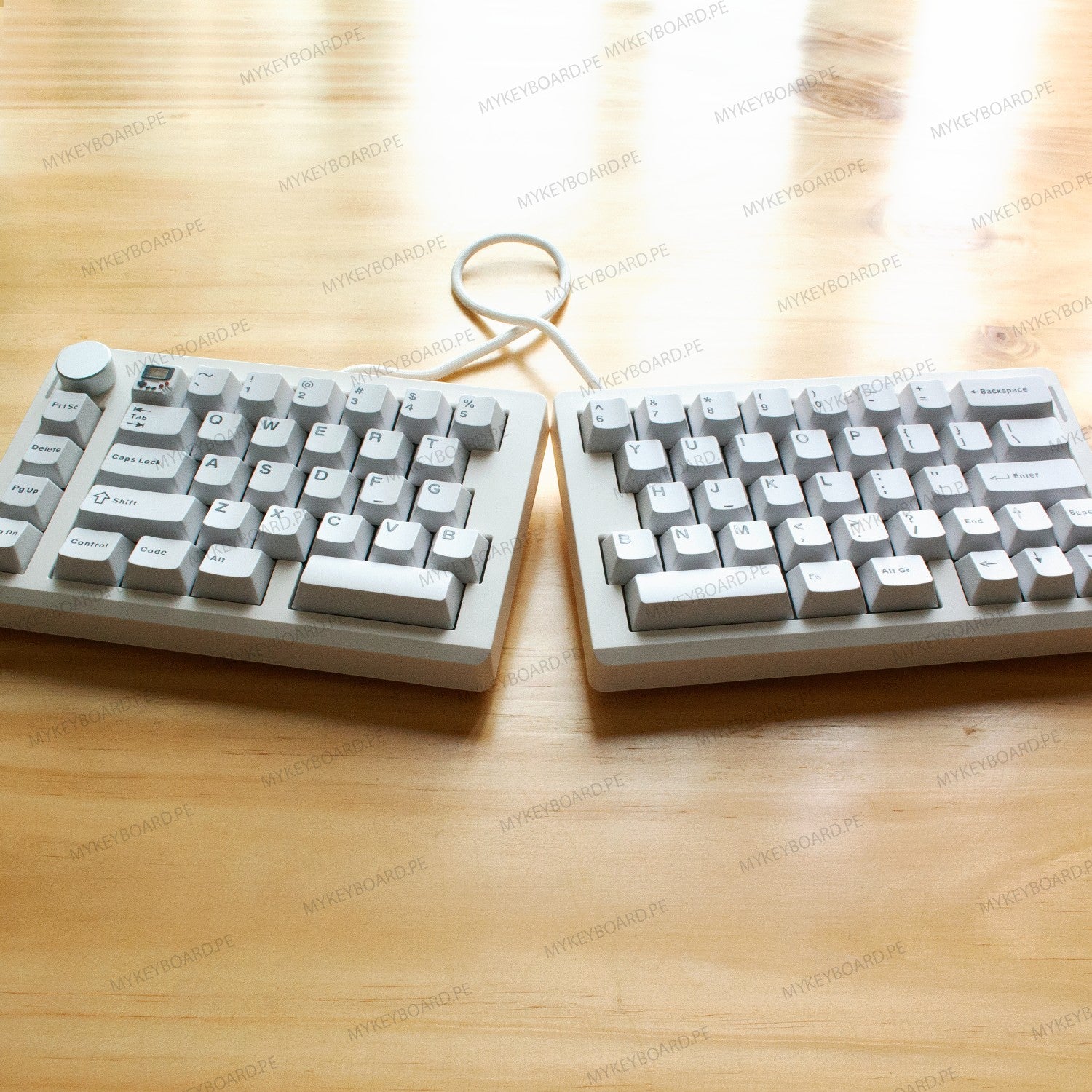 Teclado mecanico dividido MyKeyboard ZUOYA GMK70 blanco formato 65% con perilla de volumen sobre mesa de madera