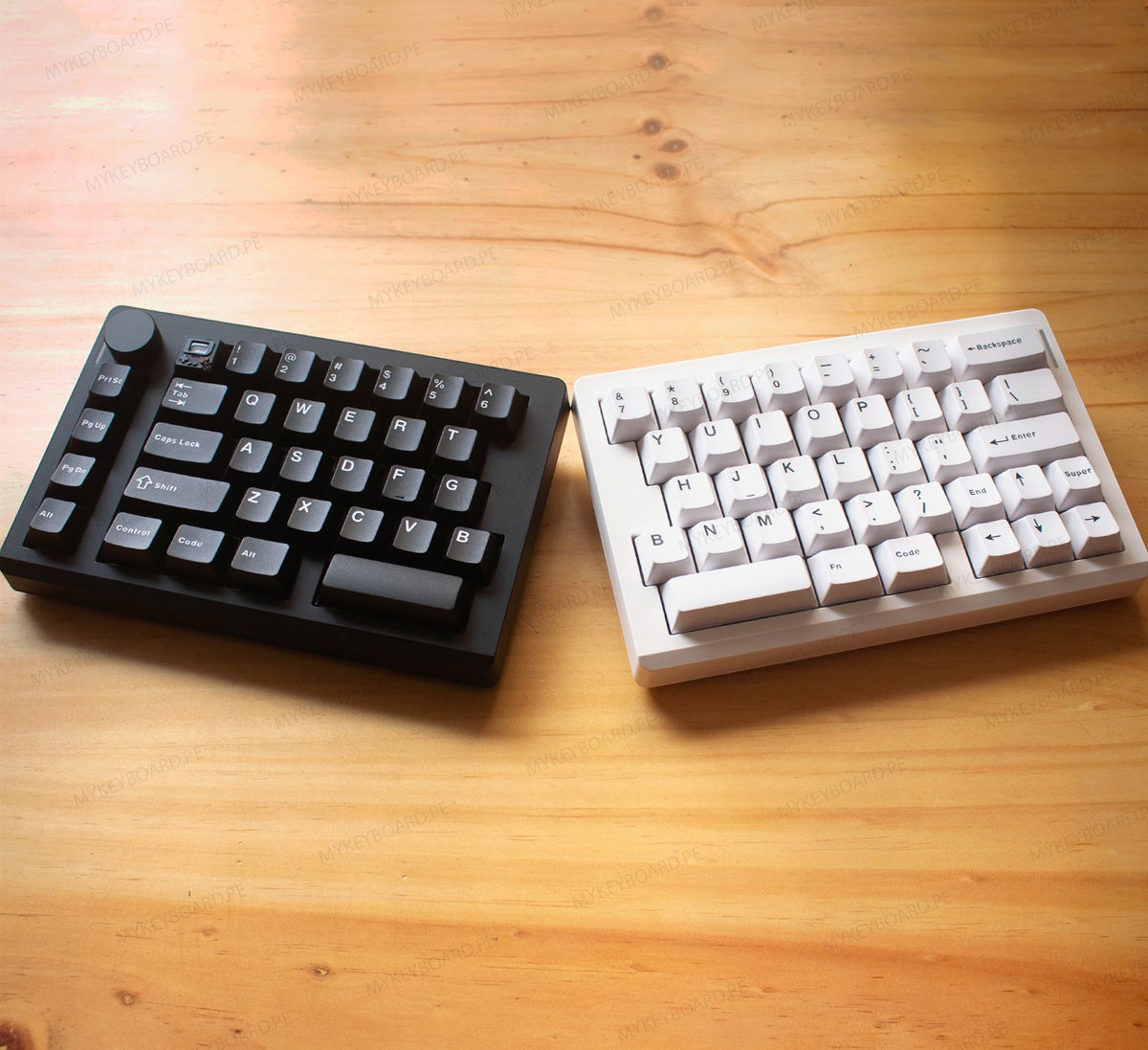 Teclado mecánico dividido MyKeyboard Epomaker Split 70 con teclas blancas y negras sobre superficie de madera.