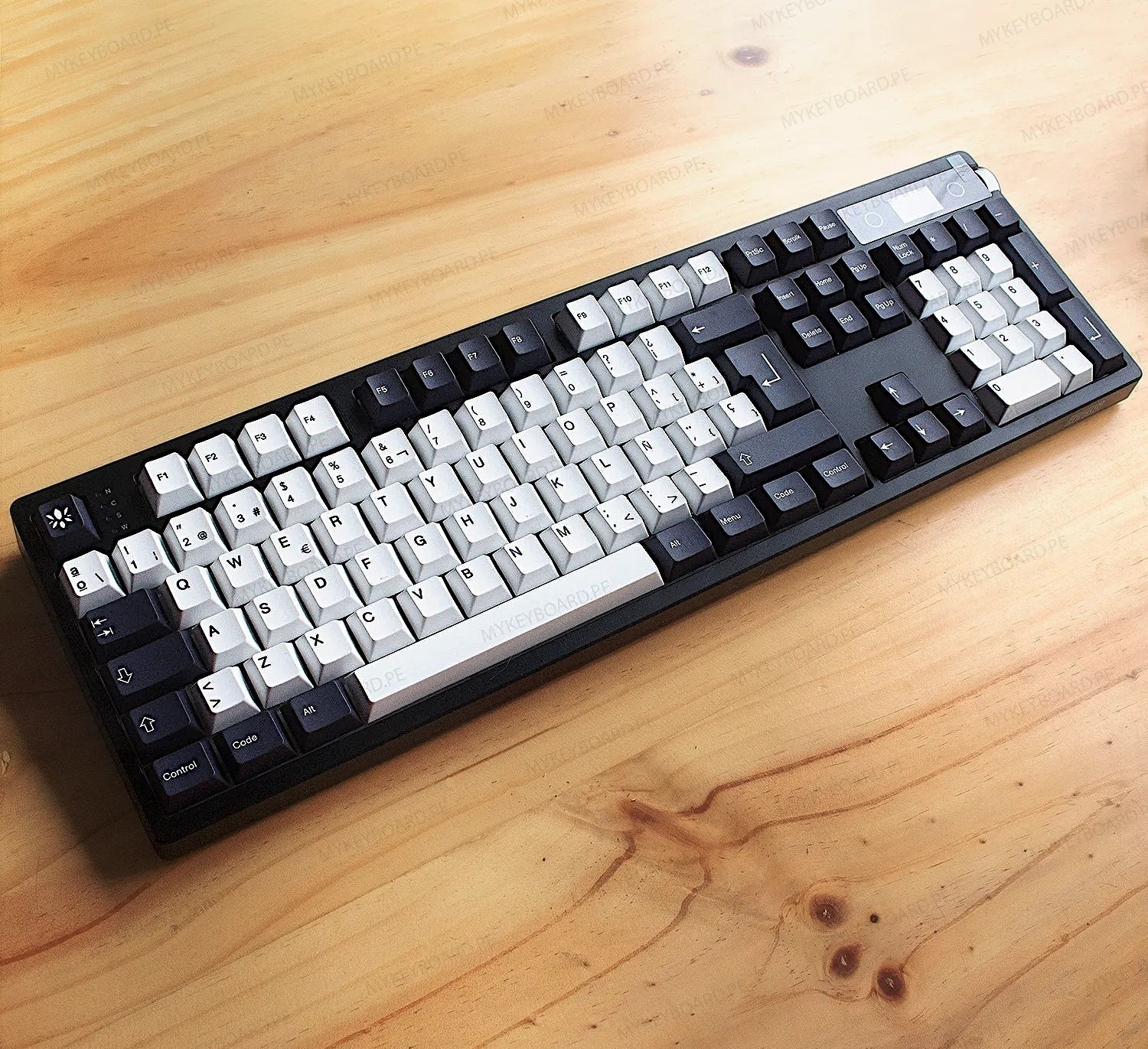 Teclado mecánico MyKeyboard EPOMAKER TH108 PRO en español con teclas blancas y negras sobre escritorio de madera