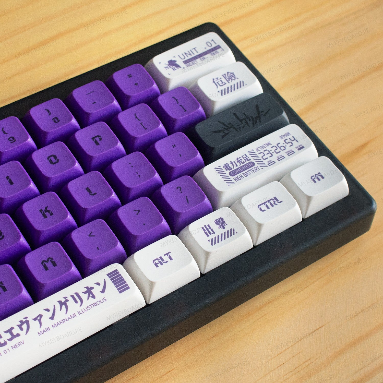 Teclado mecánico MyKeyboard CIDOO QK61 formato 60% con teclas temáticas EVA01 en morado y blanco sobre mesa de madera