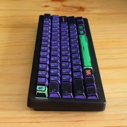 Teclado mecánico MyKeyboard CIDOO QK61 V2 formato 60% con teclas temáticas EVA01 en morado y verde sobre madera
