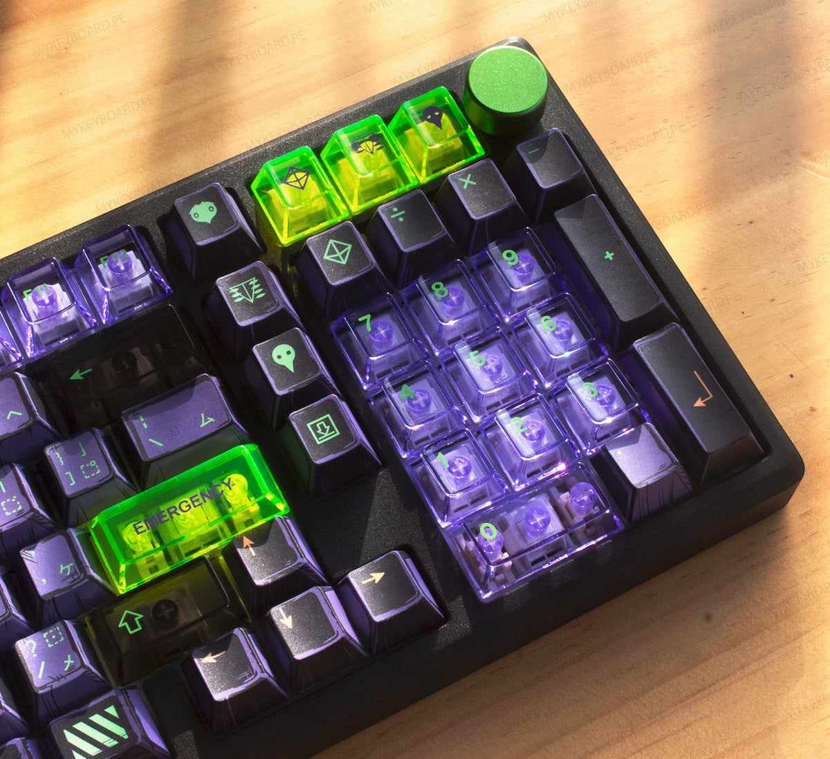 Teclado mecánico MyKeyboard EPOMAKER Galaxy100 EVA01 con teclas translúcidas moradas y verdes neón y perilla metálica.
