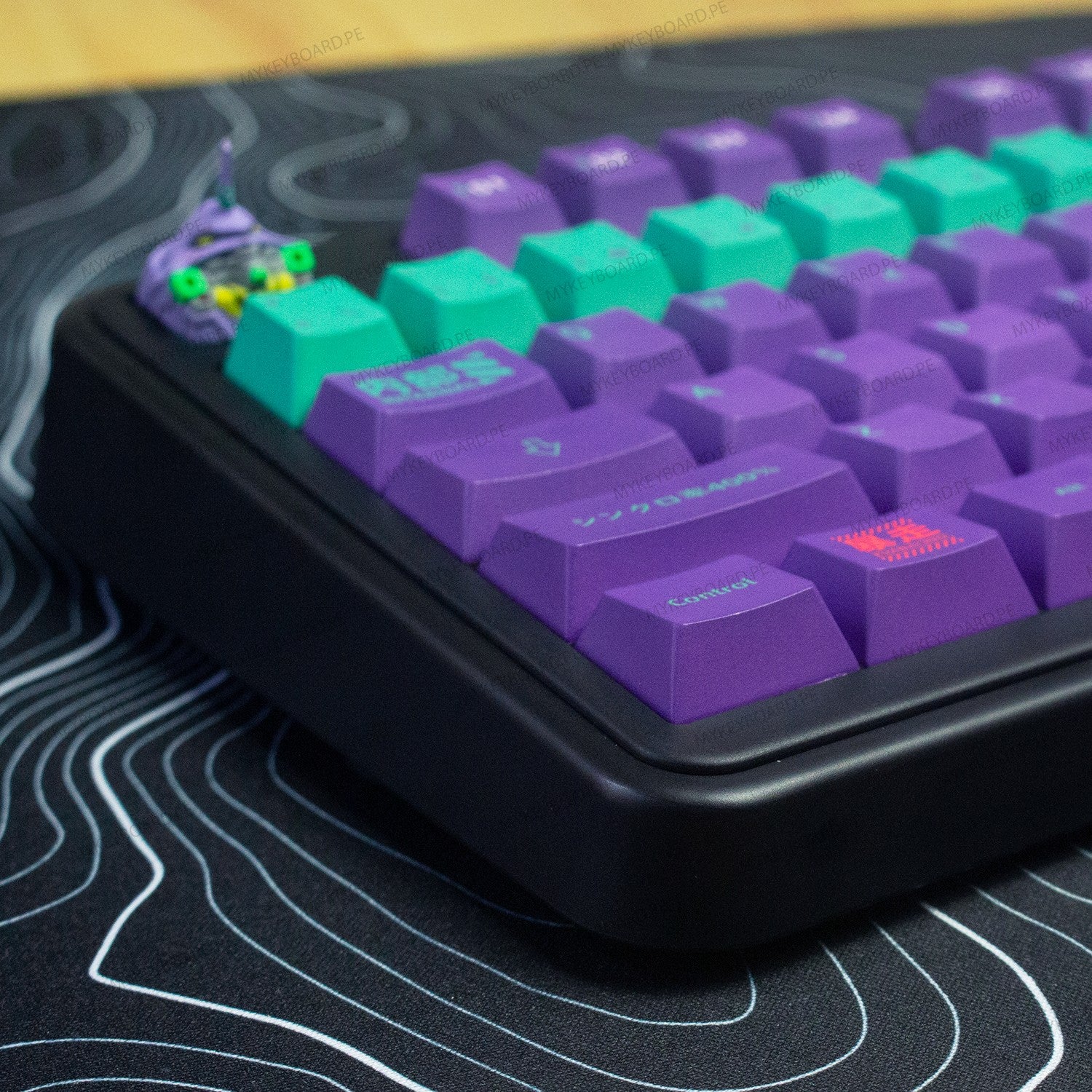 Teclado mecánico MyKeyboard EPOMAKER TH99 formato 96% con teclas PBT moradas y verdes estilo Evangelion EVA-01