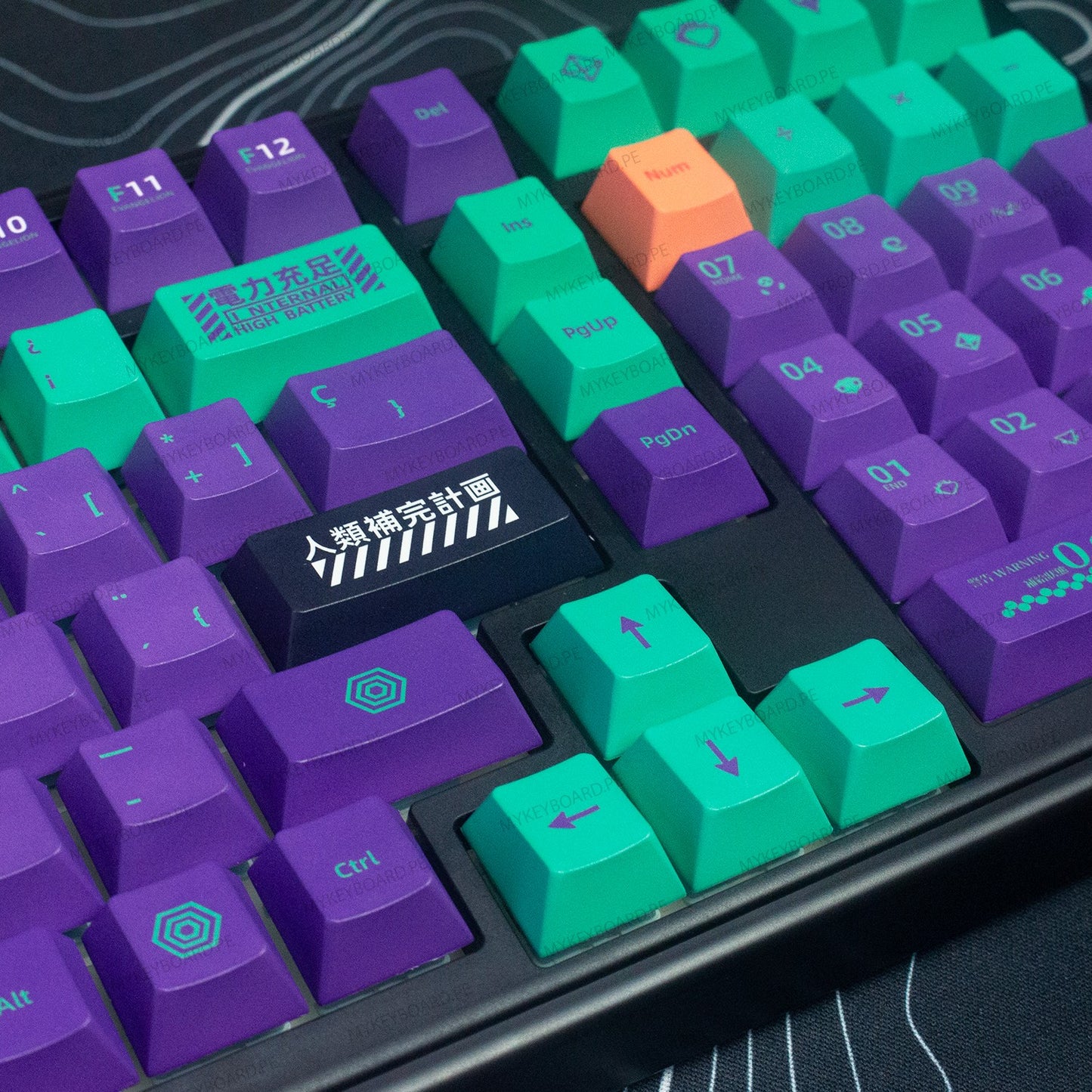 Teclado mecánico MyKeyboard EPOMAKER TH99 con diseño Evangelion EVA-01, teclas PBT moradas y verdes con RGB.