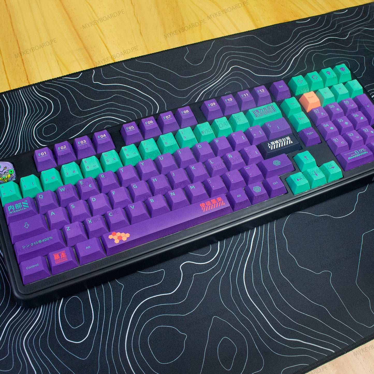 Teclado mecánico MyKeyboard EPOMAKER TH99 formato 96% con diseño Evangelion EVA-01, teclas PBT moradas y verdes.