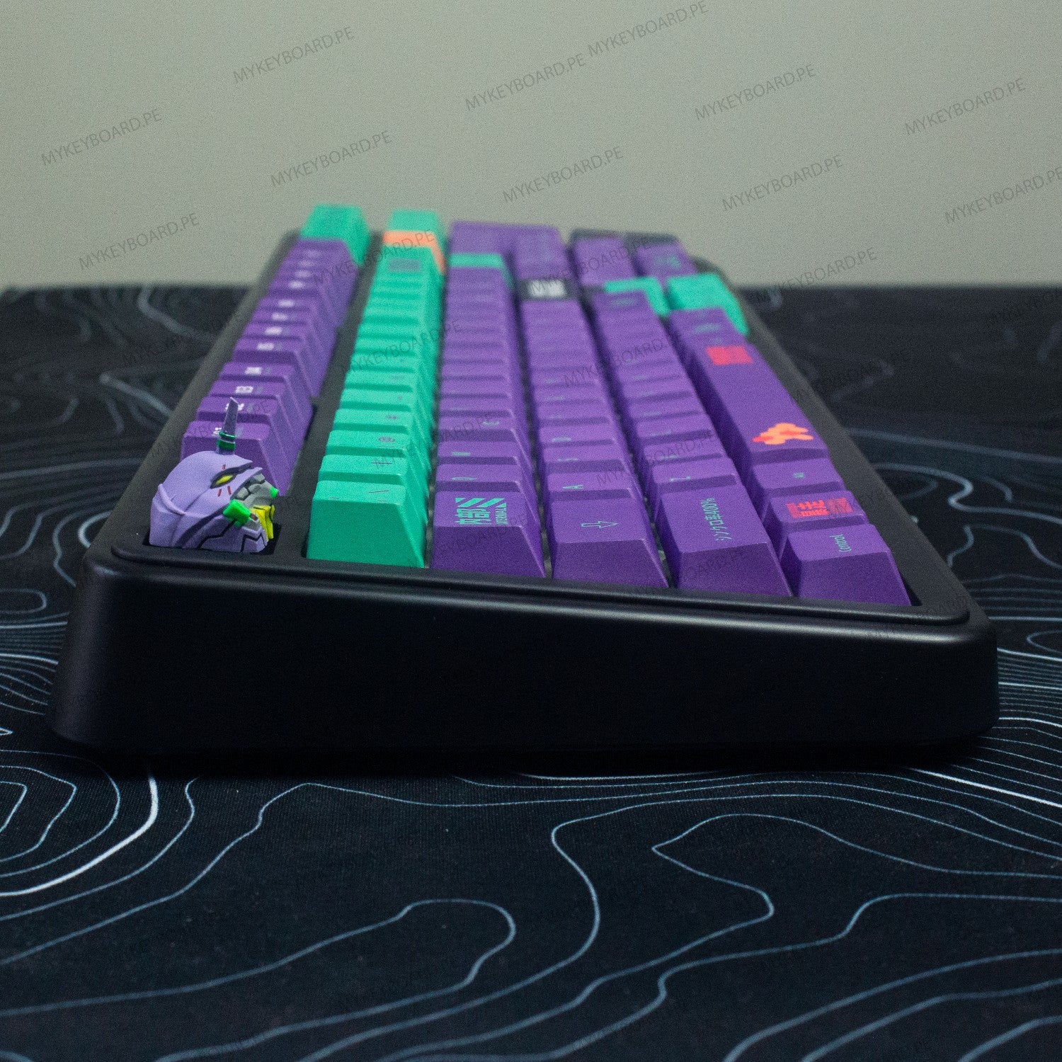 Teclado mecánico MyKeyboard EPOMAKER TH99 formato 96% con teclas PBT moradas y verdes estilo Evangelion EVA-01