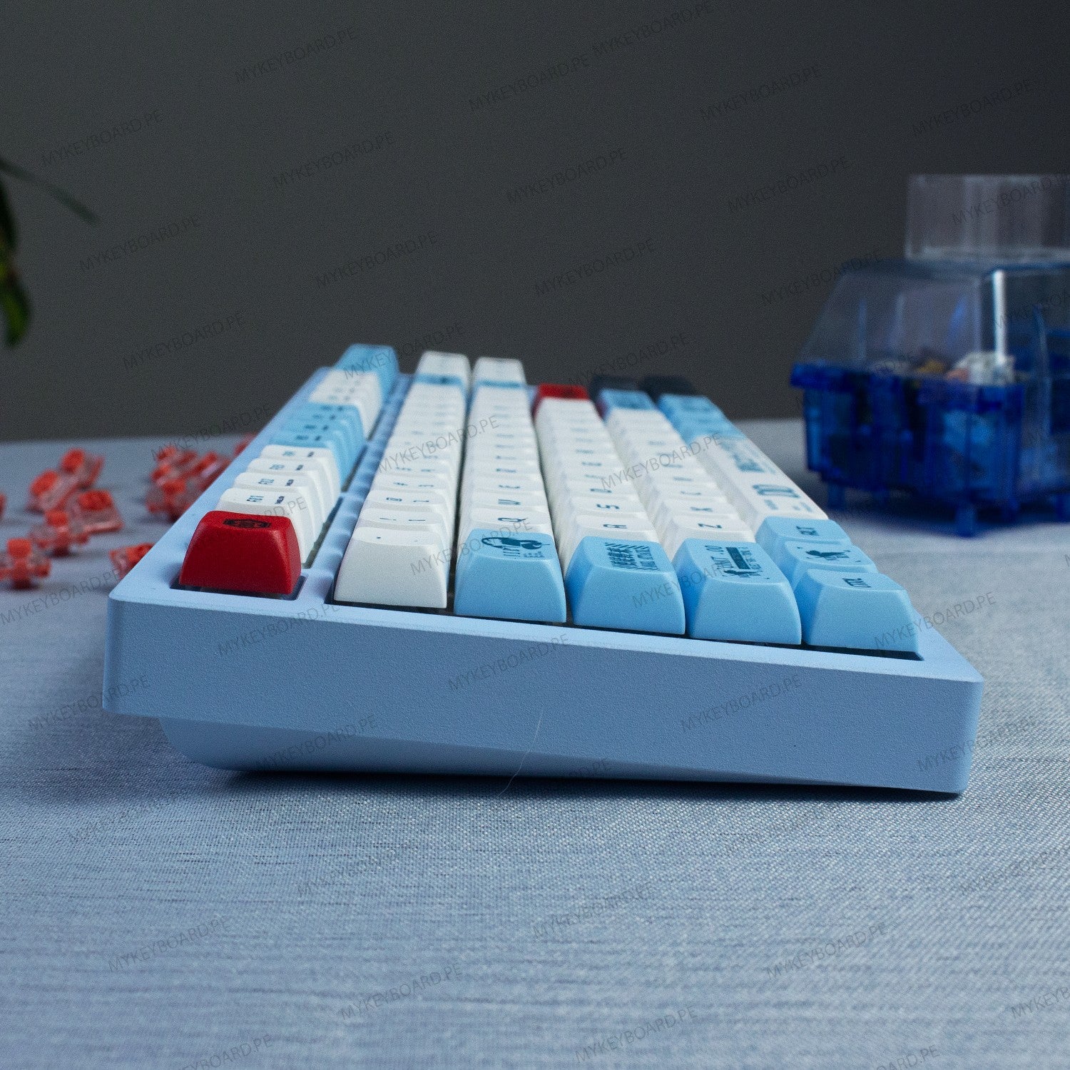Teclado mecánico MyKeyboard Epomaker X Feker Galaxy80 EVA-00 TKL azul y blanco con teclas PBT e iluminación RGB