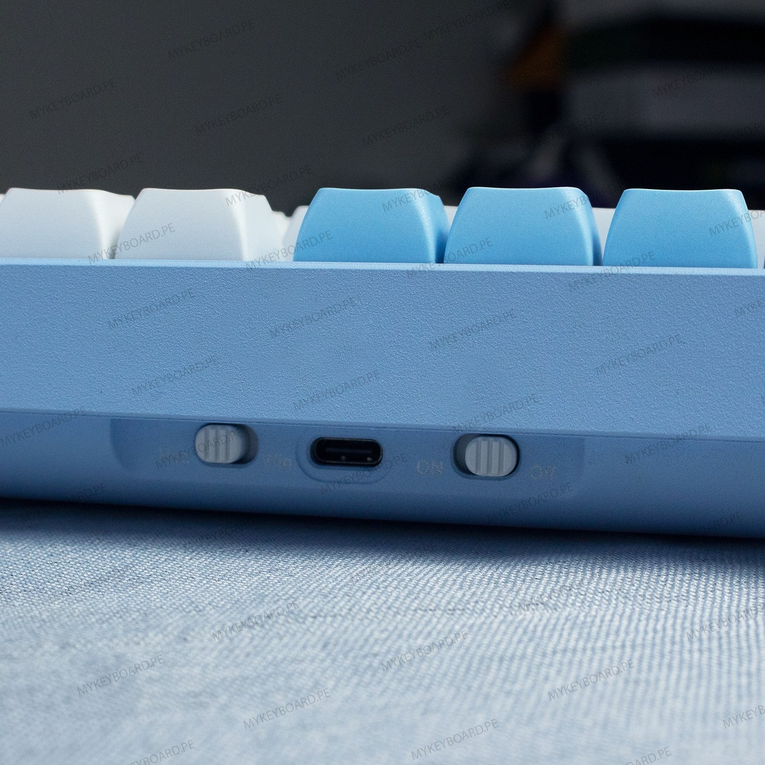 Vista trasera del teclado mecánico MyKeyboard Epomaker X Feker Galaxy80 EVA-00 con puerto USB-C e interruptores