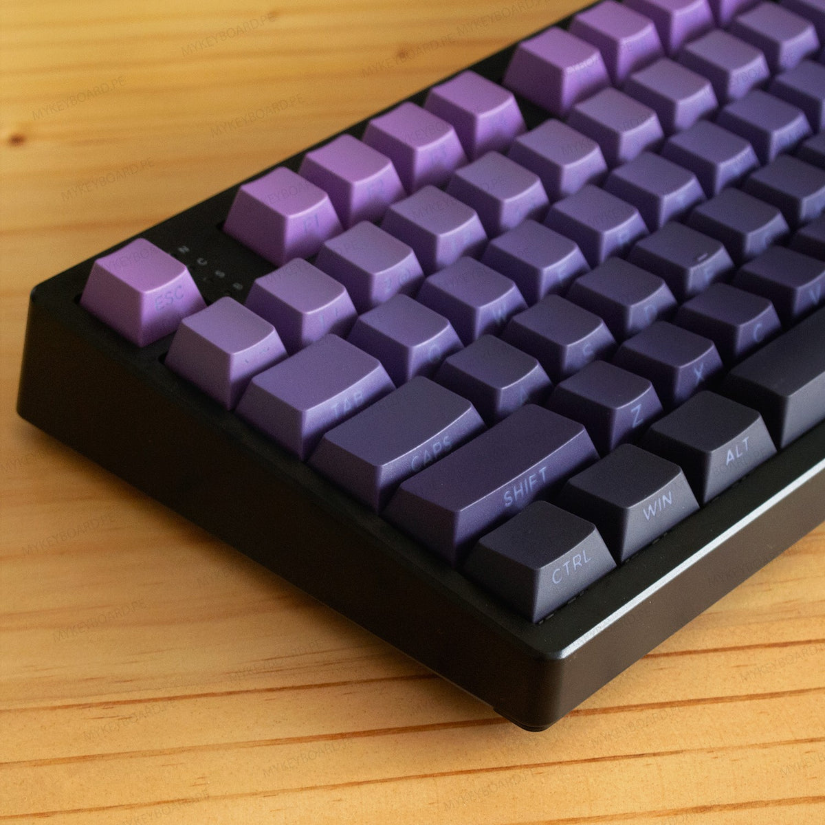 Teclado mecánico MyKeyboard EPOMAKER TH108 con teclas en degradado de color morado sobre superficie de madera