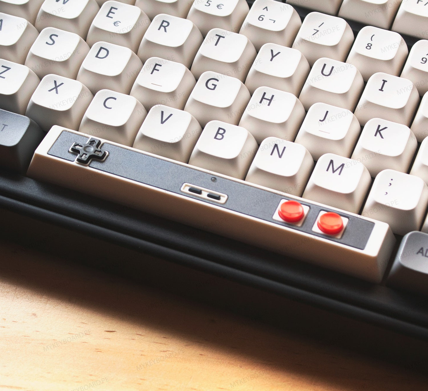 Teclado mecánico MyKeyboard EPOMAKER TH99 ISO Español con teclas estilo NES y barra espaciadora artesanal